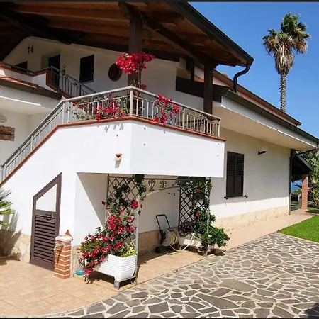 Geraeumige In Unmittelbarer Naehe Des Fantastischen Dorfes Tropea Apartment *